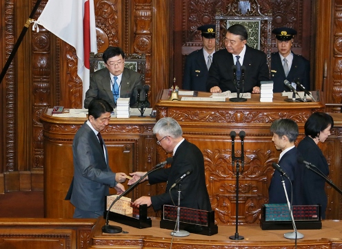 Photograph of the Prime Minister casting a vote at the Plenary Session of the House of Representatives