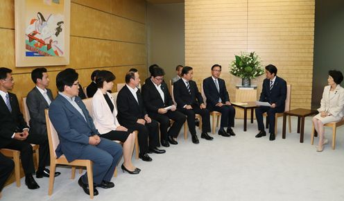 Photograph of the Prime Minister receiving the proposal (2)