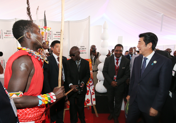 Photograph of the Prime Minister visiting the Japan-Africa EXPO (4)