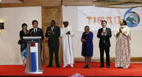 Photograph of the Prime Minister delivering an address at the reception hosted by the Japanese Government