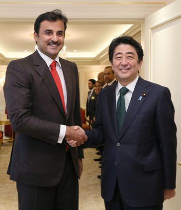 Photograph of the Prime Minister shaking hands with the Emir of Qatar