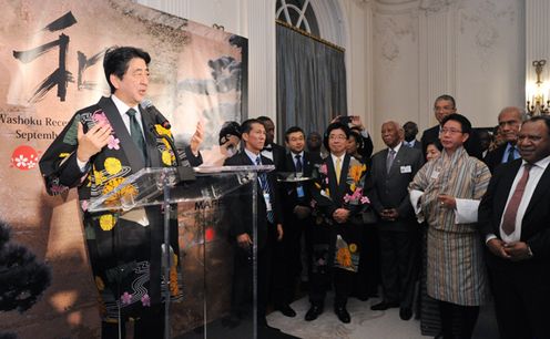 Photograph of the Prime Minister attending the Japanese cuisine reception (1)