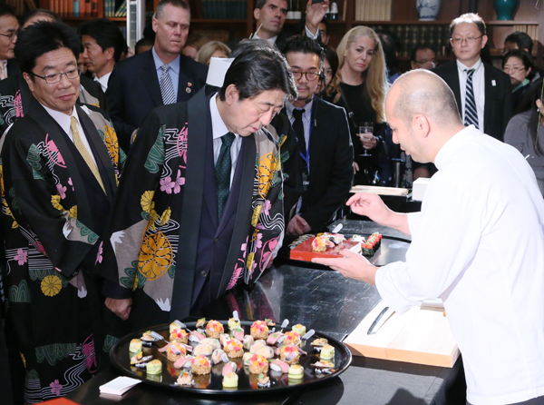 Photograph of the Prime Minister attending the Japanese cuisine reception (2)