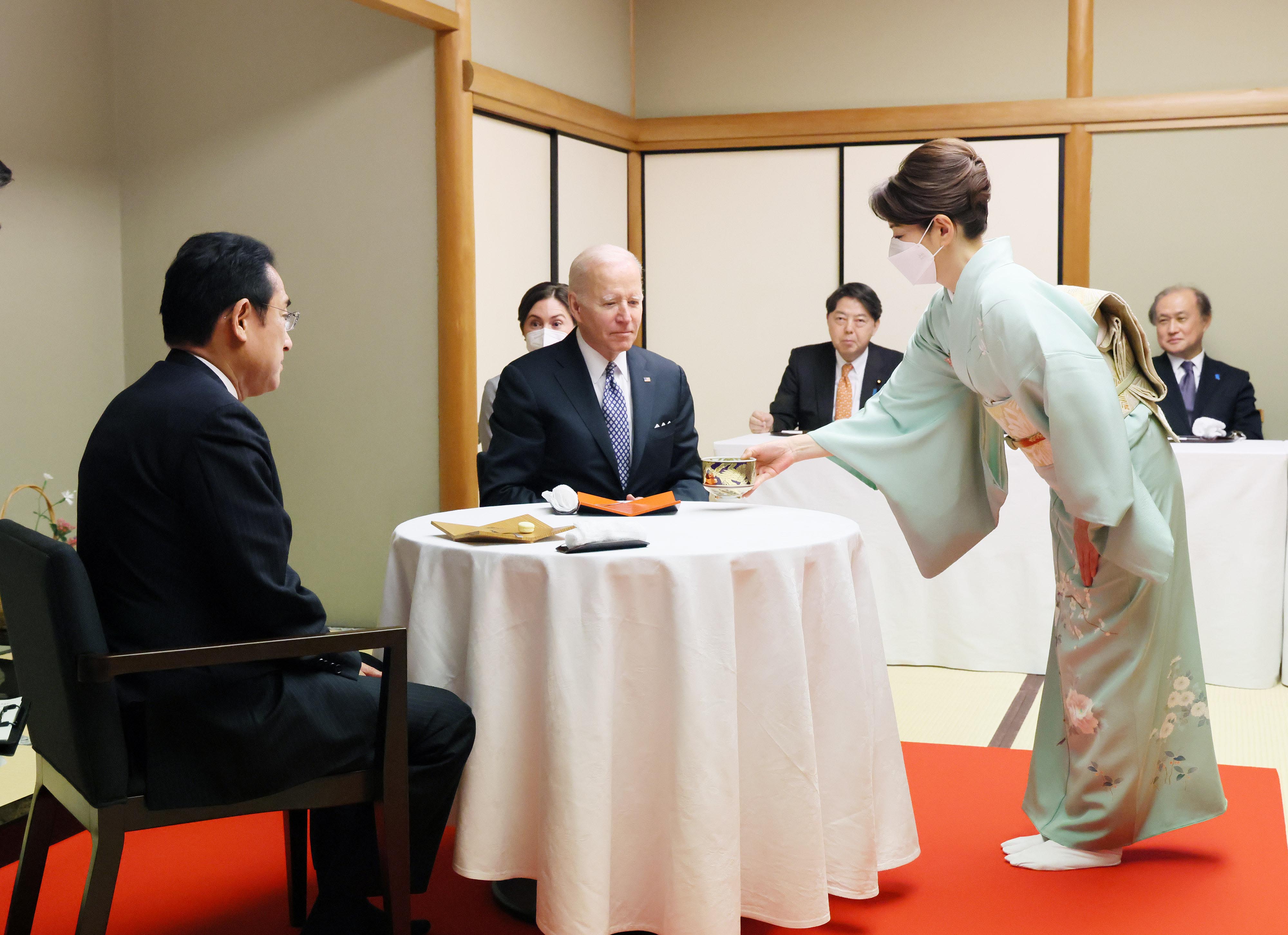 Photograph of the First Lady conducting a tea ceremony (1)