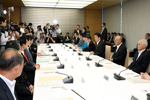 Photograph of the Prime Minister making a statement (2)