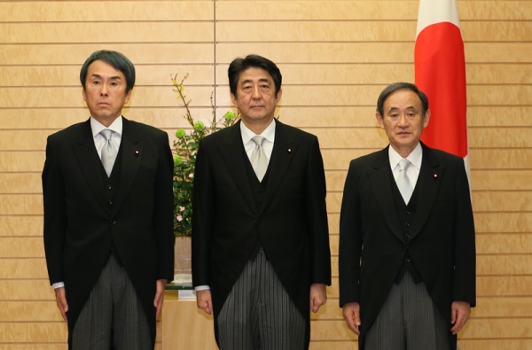 Photograph of the Prime Minister attending a photograph session with the newly appointed Minister Ishihara (1)