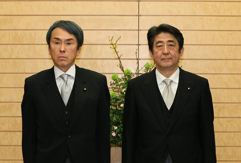 Photograph of the Prime Minister attending a photograph session with the newly appointed Minister Ishihara (2)