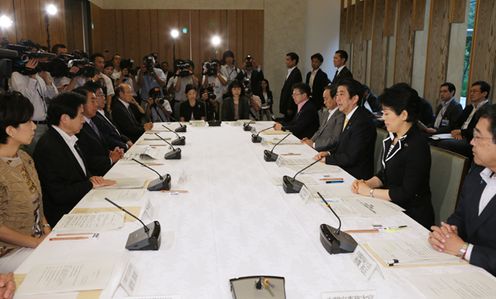 Photograph of the Prime Minister delivering an address (2)