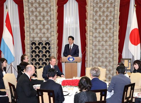 Photograph of the Prime Minister delivering an address at the banquet hosted by Prime Minister Abe and Mrs. Abe (1)