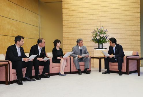 Photograph of the Prime Minister receiving the proposal (2)