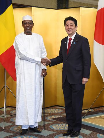 Photograph of the Prime Minister shaking hands with the President of Chad