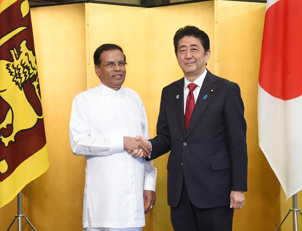 Photograph of the Prime Minister shaking hands with the President of Sri Lanka