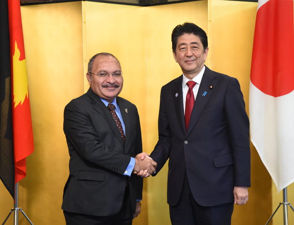 Photograph of the Prime Minister shaking hands with the Prime Minister of Papua New Guinea