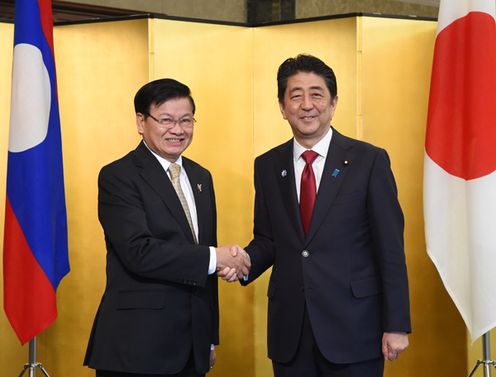 Photograph of the Prime Minister shaking hands with the Prime Minister of Laos