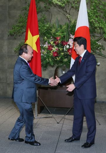 Photograph of the Prime Minister welcoming the Prime Minister of Viet Nam