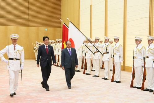 Photograph of the salute and the ceremony by the guard of honor