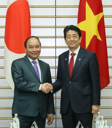 Photograph of the Prime Minister shaking hands with the Prime Minister of Viet Nam