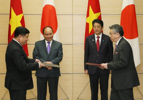 Photograph of the leaders attending the Japan-Viet Nam exchange of documents (1)