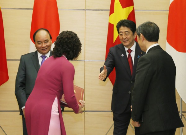 Photograph of the leaders attending the Japan-Viet Nam exchange of documents (2)