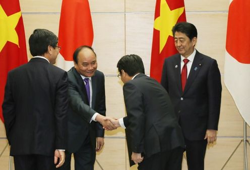 Photograph of the leaders attending the Japan-Viet Nam exchange of documents (3)