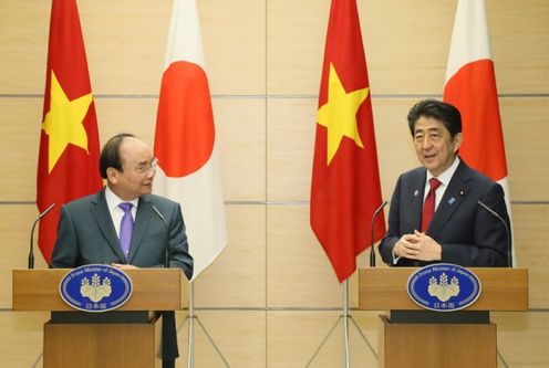 Photograph of the Japan-Viet Nam joint press announcement