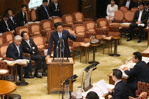 Photograph of the Prime Minister answering questions (2)