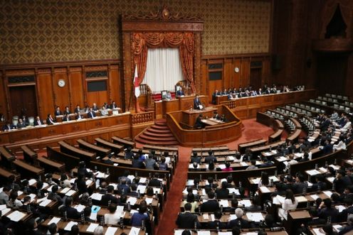 Photograph of the Prime Minister answering questions at the plenary session of the House of Councillors (2)