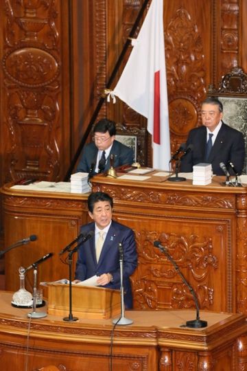 Photograph of the Prime Minister answering questions at the plenary session of the House of Representatives (1)