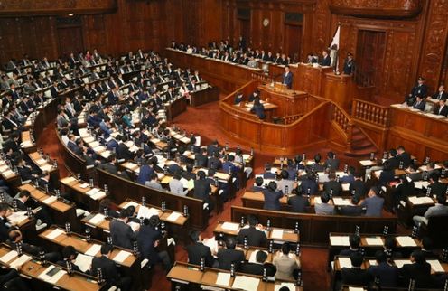 Photograph of the Prime Minister answering questions at the plenary session of the House of Representatives (2)