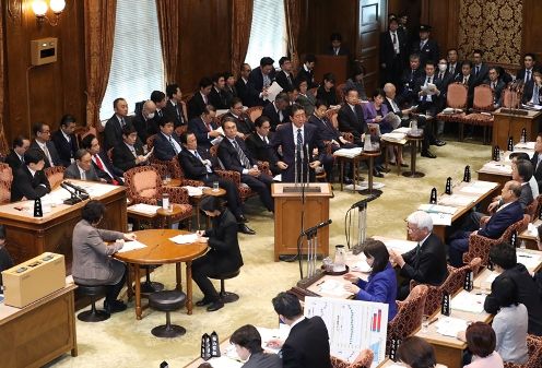 Photograph of the Prime Minister answering questions (2)