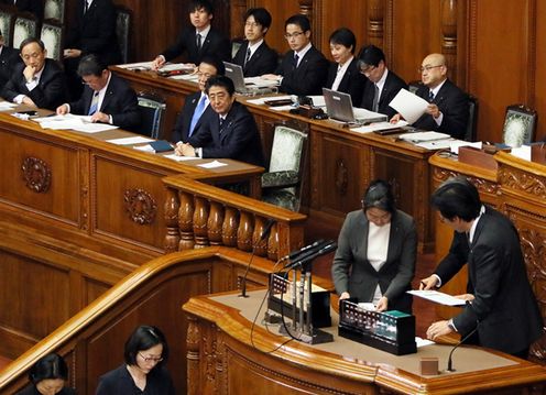 Photograph of the Prime Minister overseeing the vote at the plenary session of the House of Councillors 