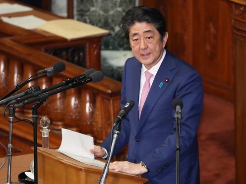 Photograph of the Prime Minister answering questions at the plenary session of the House of Representatives (1)