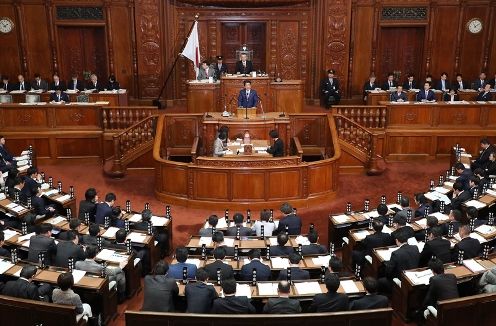 Photograph of the Prime Minister answering questions at the plenary session of the House of Representatives (2)