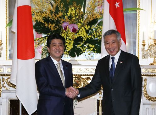 Photograph of the leaders shaking hands