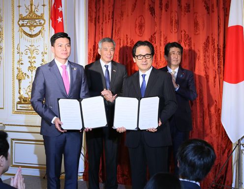 Photograph of the leaders attending the exchange of documents (1)