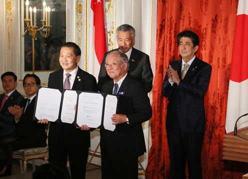 Photograph of the leaders attending the exchange of documents (2)