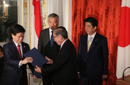 Photograph of the leaders attending the exchange of documents (3)