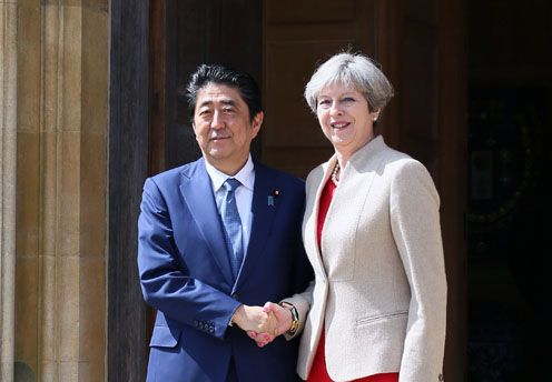 Photograph of the Prime Minister shaking hands with the Prime Minister of the United Kingdom (1)