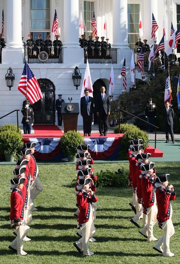 Photograph of the welcome ceremony at the White House (2)