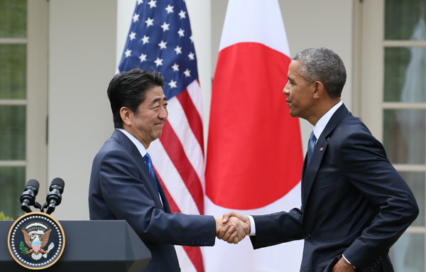 Photograph of the Prime Minister shaking hands with President Obama after the Japan-U.S. joint press conference