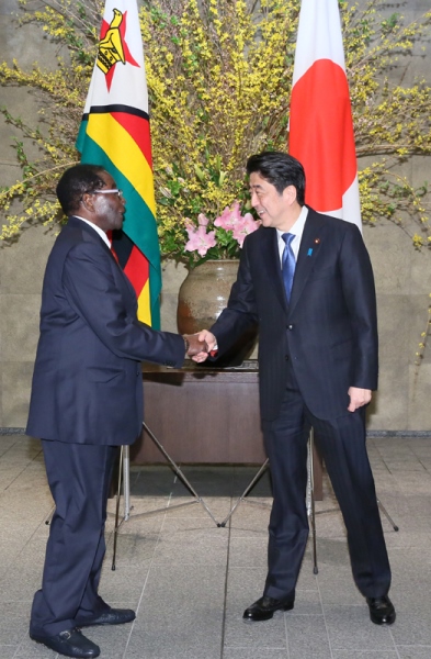 Photograph of the Prime Minister welcoming the President of Zimbabwe