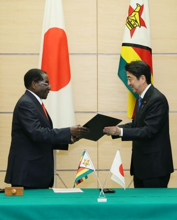 Photograph of the leaders exchanging documents