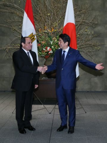 Photograph of the Prime Minister welcoming the President of Egypt