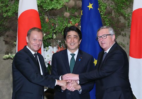 Photograph of the leaders shaking hands ahead of the summit meeting