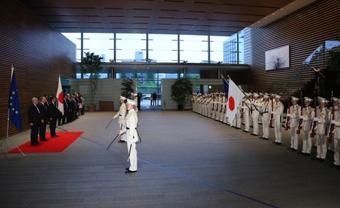 Photograph of the ceremony by the guard of honor (1)