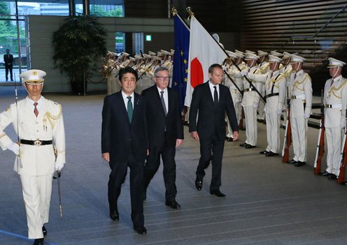 Photograph of the ceremony by the guard of honor (2)