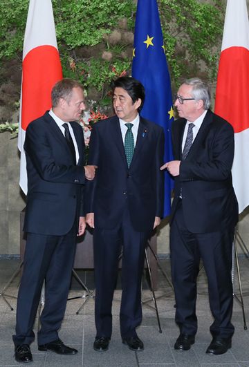 Photograph of the photograph session ahead of the summit meeting