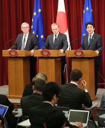 Photograph of the joint press announcement (2)