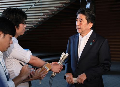 Photograph of the Prime Minister holding the press occasion