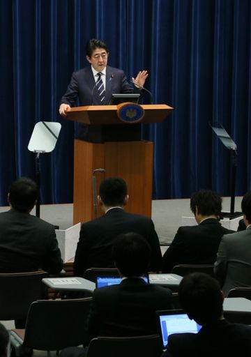 Photograph of the Prime Minister holding the press conference (2)